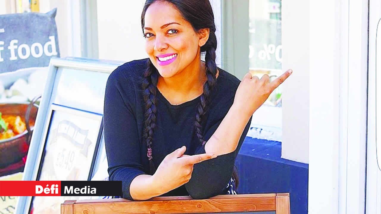 La britannique aux origines mauriciennes posant fièrement devant son tout nouveau restaurant.