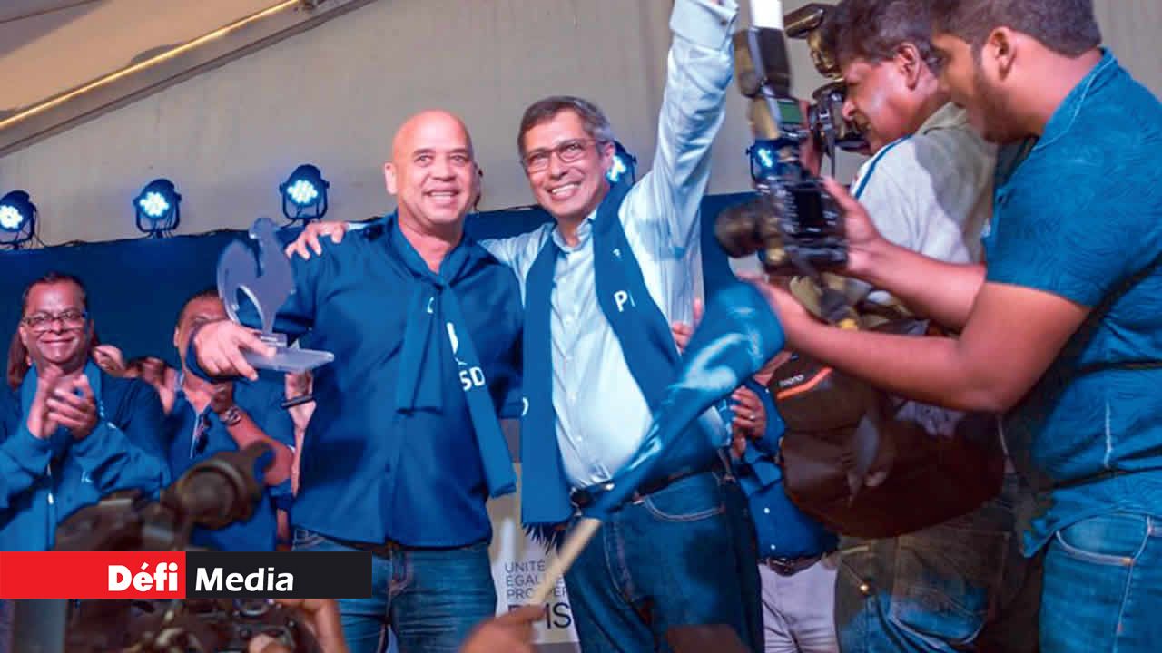 L’élu de la circonscription No 20 en compagnie de Xavier-Luc Duval et d’autres bleus.