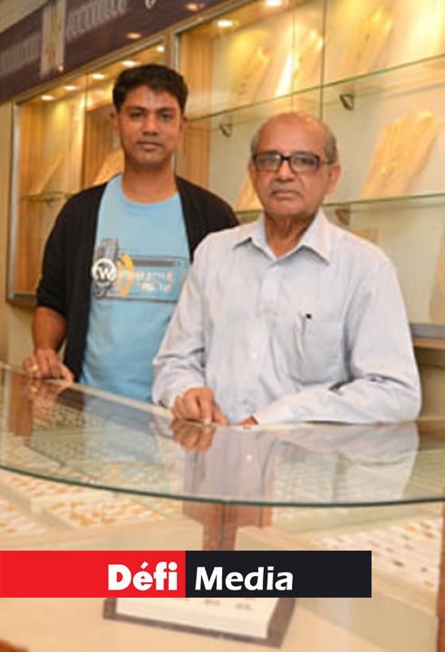 Gulshan et son père Deotam Santokhee gèrent la bijouterie familiale.