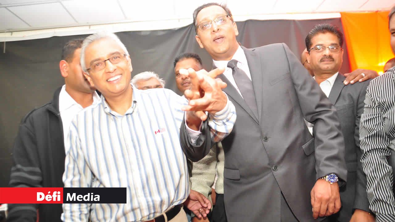 Pravind Jugnauth en compagnie de Roshi Bhadain au bâtiment Sun Trust où le leader du MSM a animé une conférence de presse mercredi 25 mai après le jugement de la cour suprême dans l’affaire MedPoint