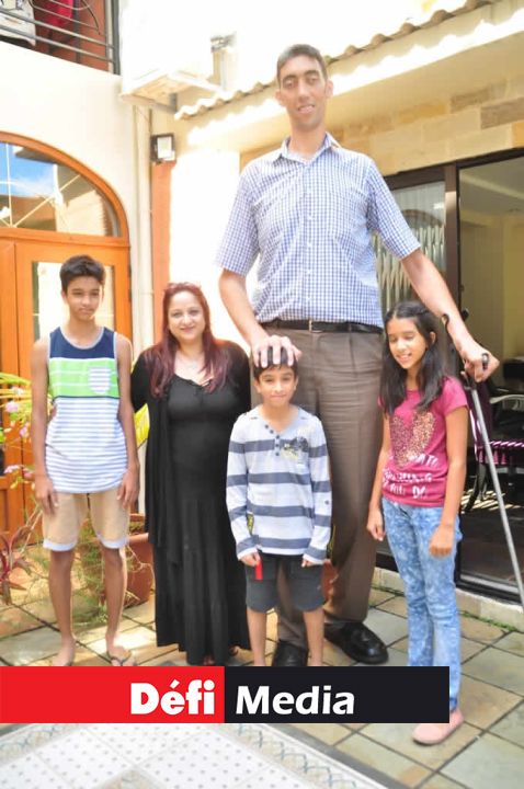 Shaheen et trois de ses enfants aux côtés
de Sultan Kösen, l’homme le plus grand du monde qui est actuellement à Maurice.