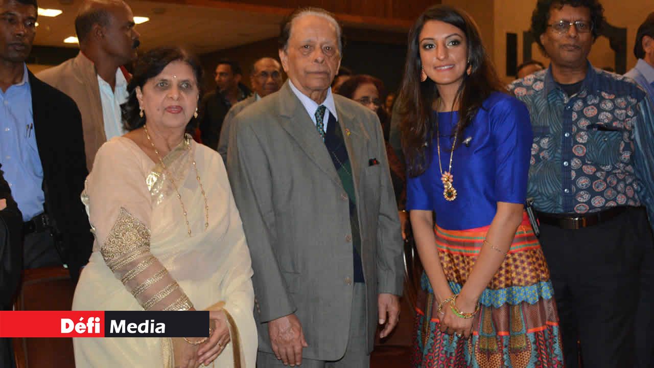 Photo souvenir. De g à d : Lady Sarojini et son époux, le Premier ministre sir Anerood Jugnauth, Rasika Shekar et Rama Poonoosamy, directeur d’Immedia.