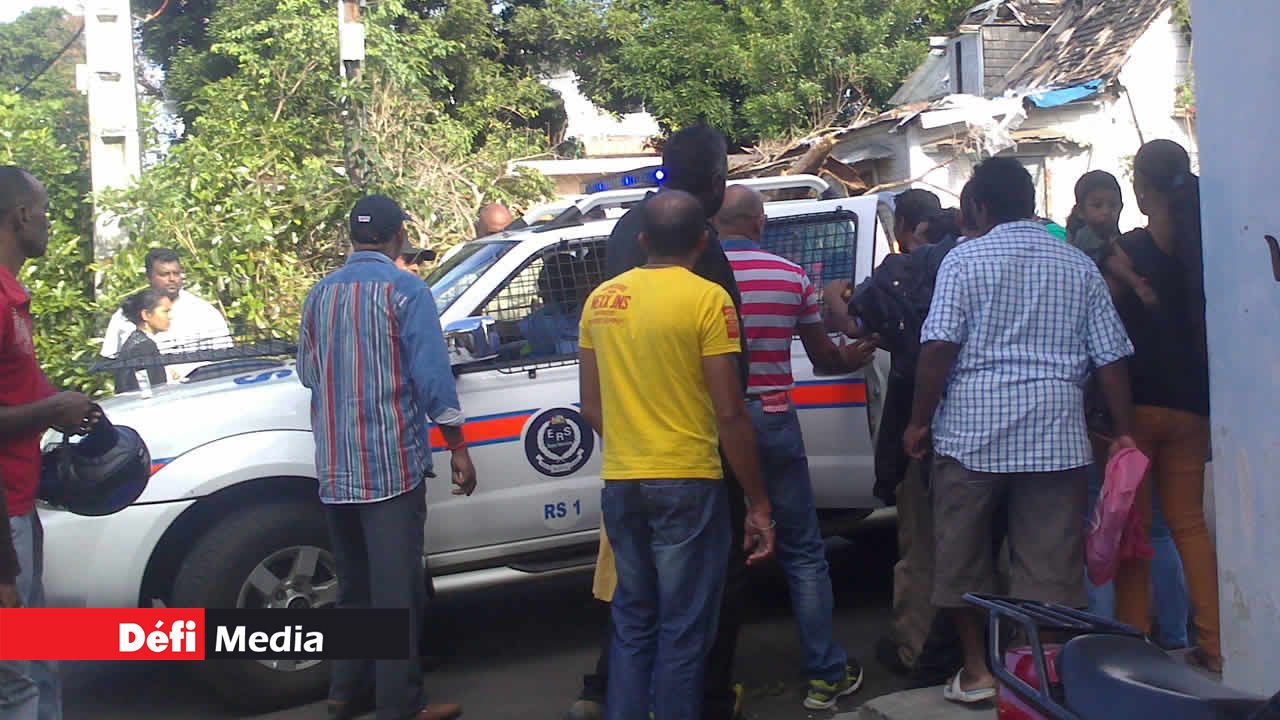 Une foule s’en est prise à un policier qui aurait photographié un suspect.