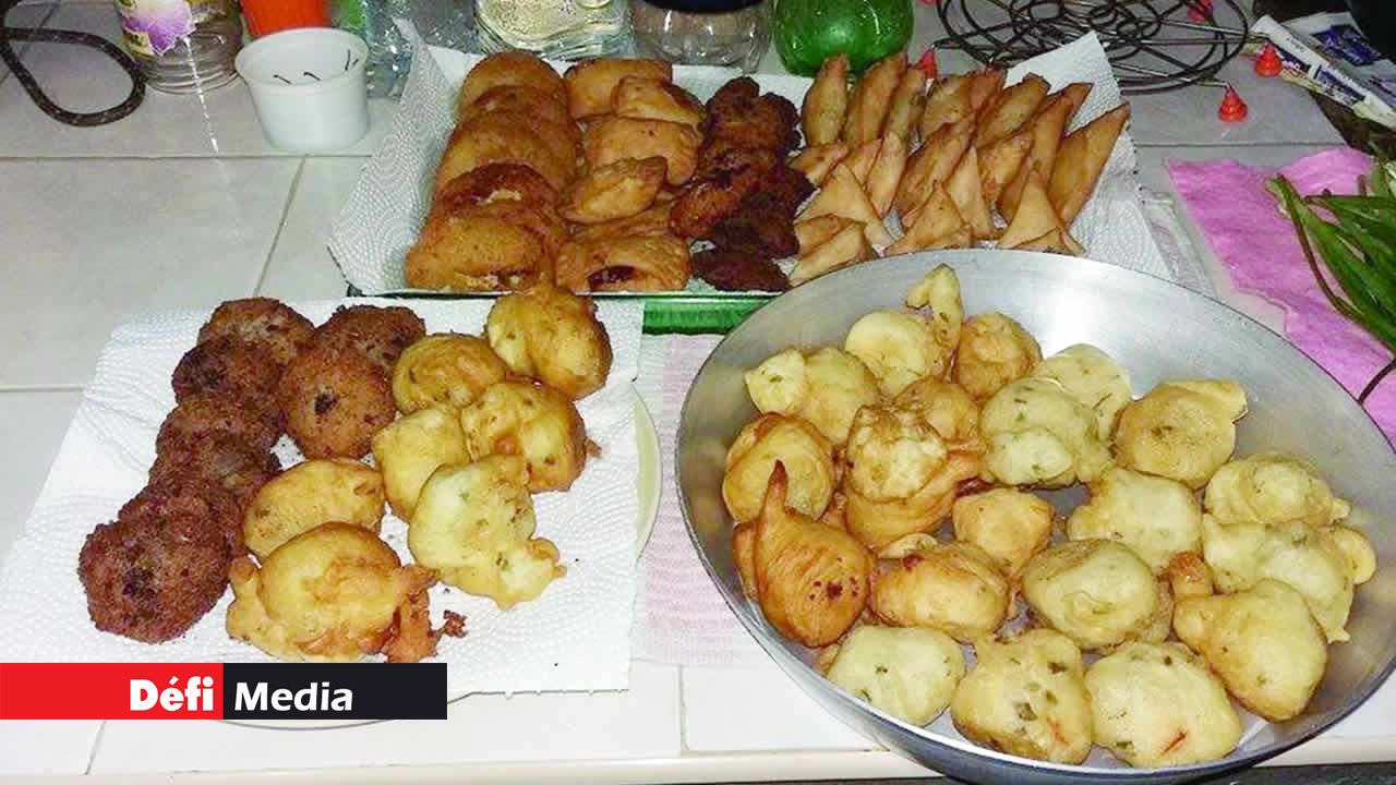 Housna prépare les gâteaux pour rompre le jeûne et les partager avec ses proches.