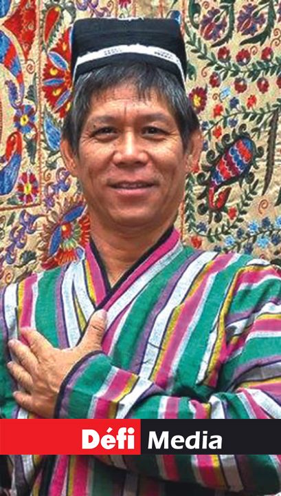 En costume traditionnel ouzbek.