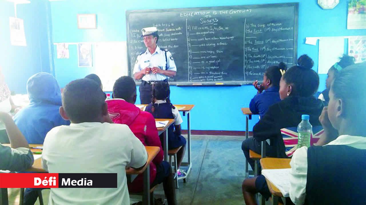 Le sergent Chantal Lepois donnant des consignes à des élèves sur la sécurité routière.