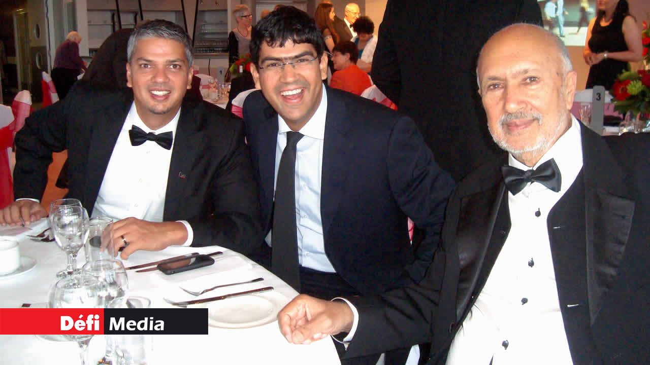 Avec ses fils Stefan et Julian à l’université de Salford pour l’octroi de son doctorat.