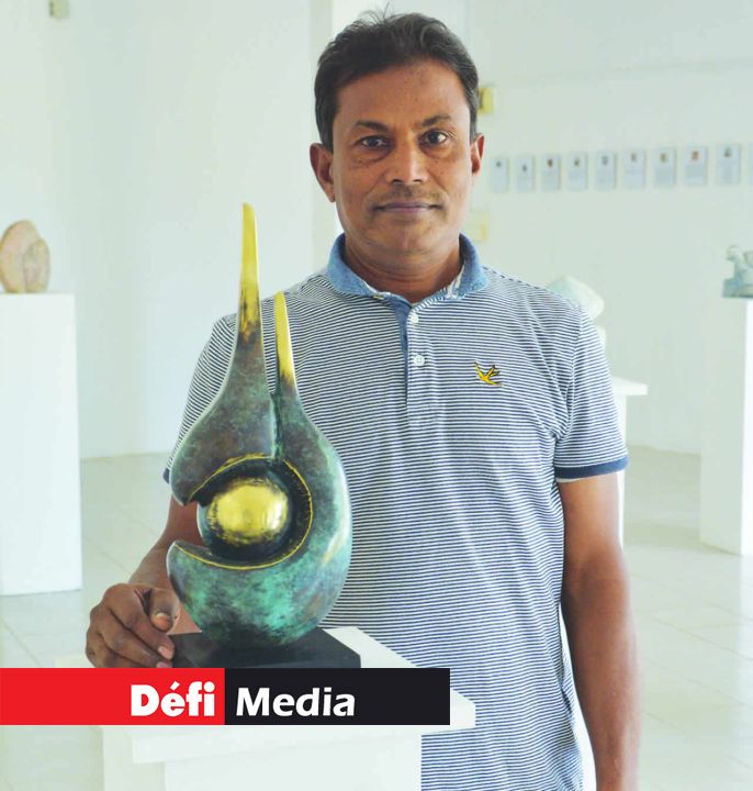 Devanand Bungshee s’est spécialisé dans la
sculpture après ses études des Beaux-arts en Inde.