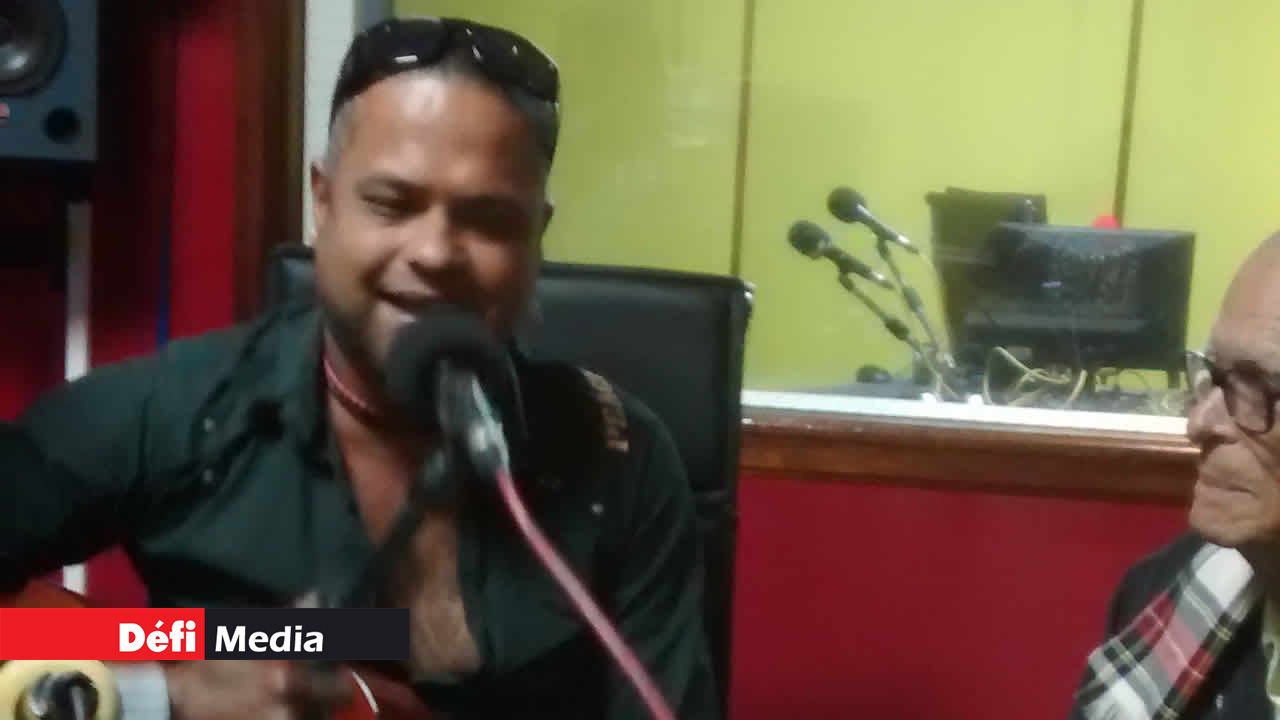 Les chanteurs Didier Clarel et Serge Lebrasse, lors de l’émission Allo Maurice.