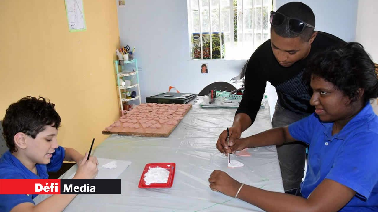 Jacques-Henri est moniteur d’éveil sensoriel chez Autisme Maurice.