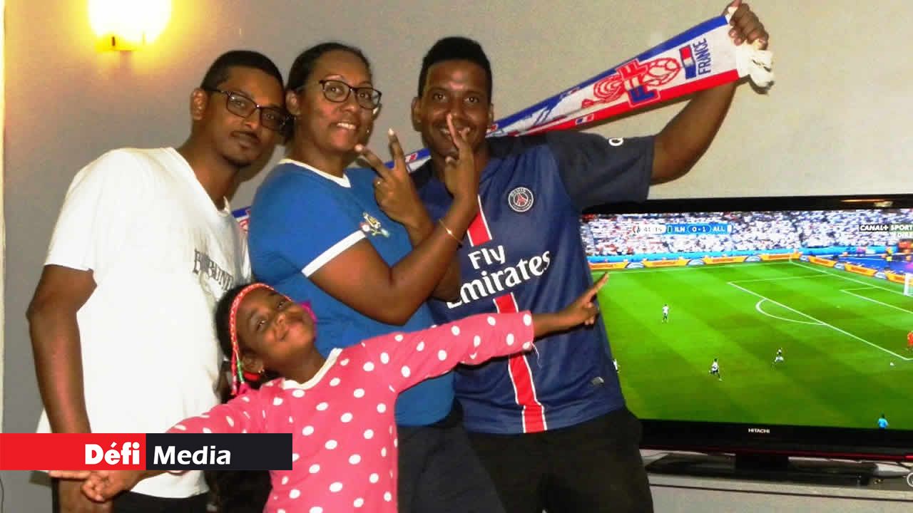Lisiane Joyeux entourée de son frère Léonard Lafrance, sa fille Théa et son mari Stéphan, tous fervents fans des bleus.