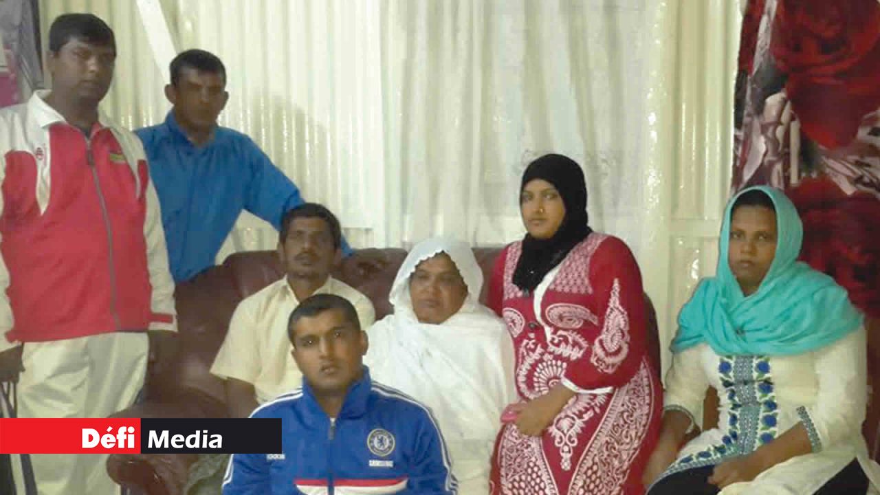 La mère d’Aïsha, au centre, entourée des proches.