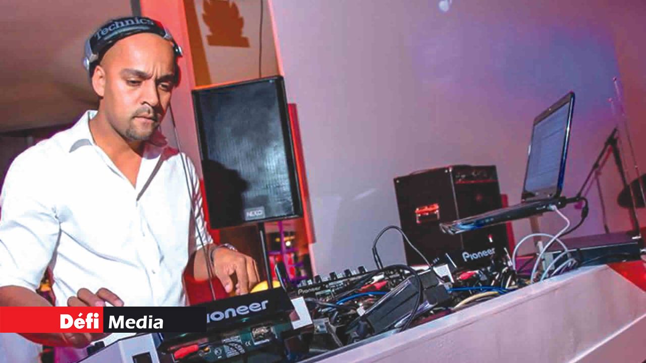 Le DJ Fabrice Pierre s’est spécialisé dans la musique des années 80.