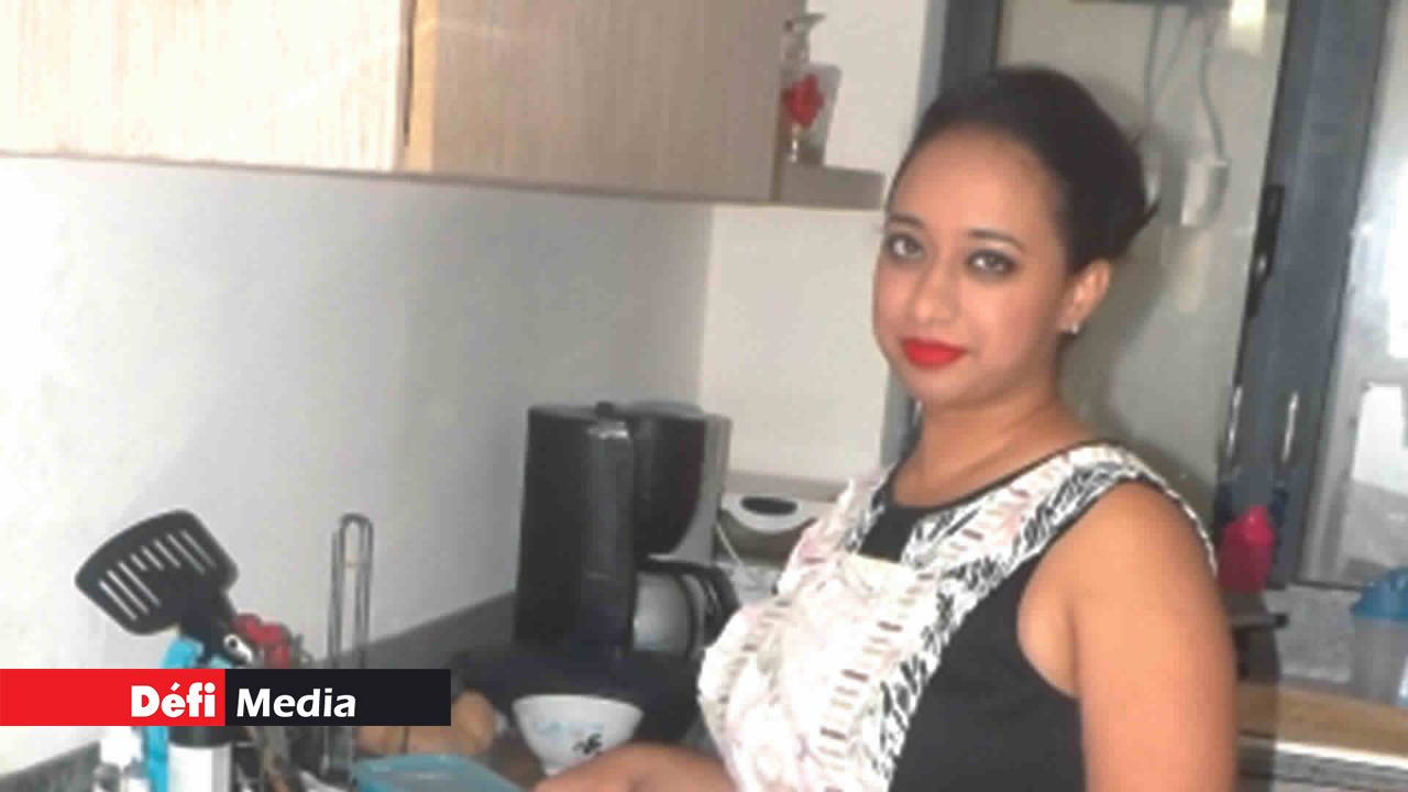 Chaque matin, elle enfile son tablier pour préparer de bons petits plats pour la famille.