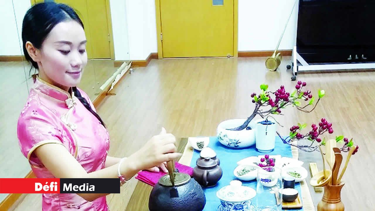 Fei Fei, originaire de Chengdu, enseigne
la cérémonie du thé depuis 13 ans.