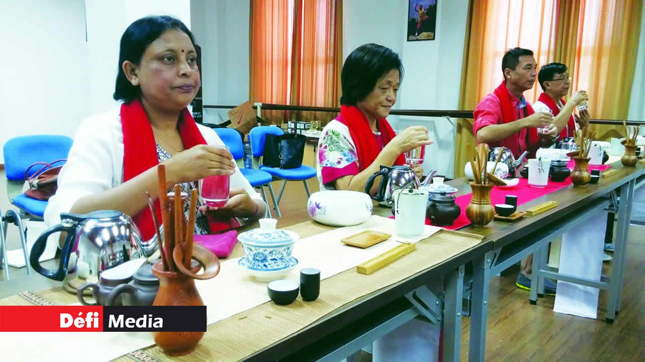 Premila Bhujun, à l’extrême gauche, observe les gestuelles de Fei Fei pour comprendre.