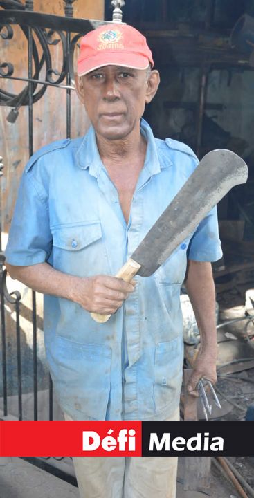 Il livre des serpes à l’industrie sucrière et aux petits planteurs.