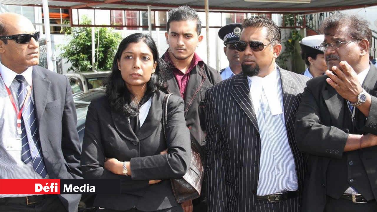 La magistrate Naveena Parsuramen à GRSE, entourée de Mes Chetan Baboolall et Viren Ramchurn.