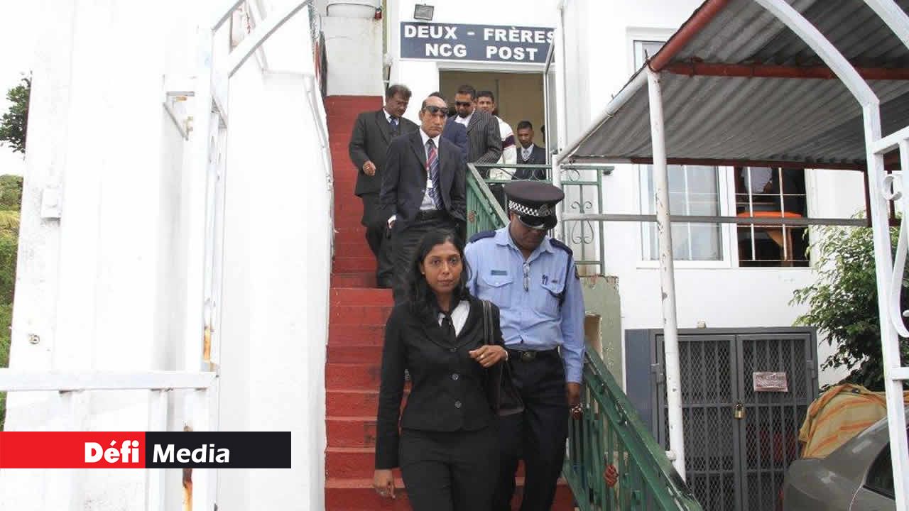 La magistrate quittant le poste de la National Coast Guard de Deux-Frères.