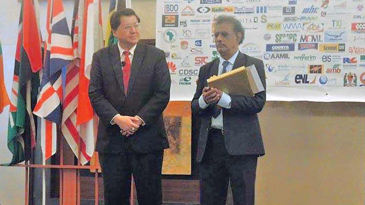 8th annual leadership award - Vice President of Mauritius Paramasivum Pillay Vyapoory and Tan Chee-Peng.