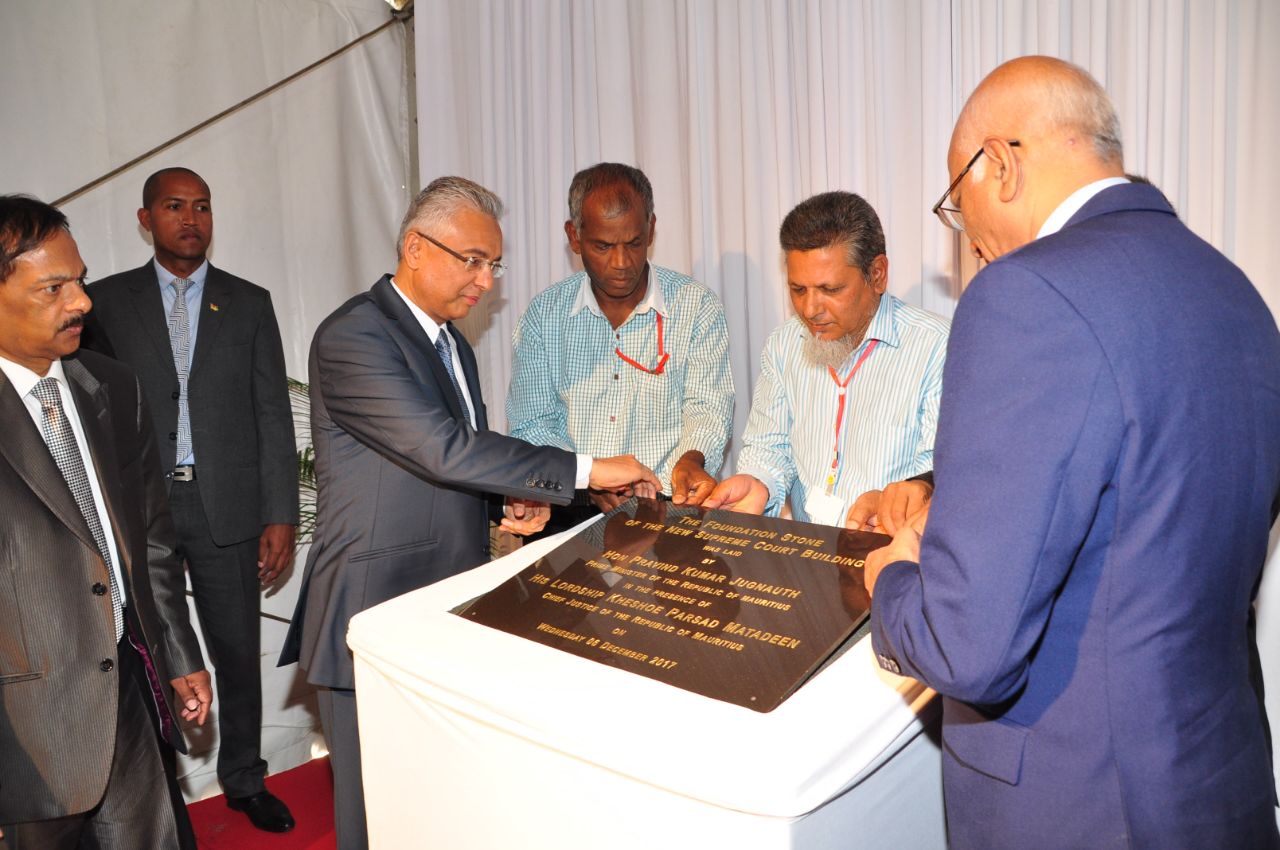 Pose de la première pierre de la future Cour suprême à la rue Edith Cavell, Port-Louis.